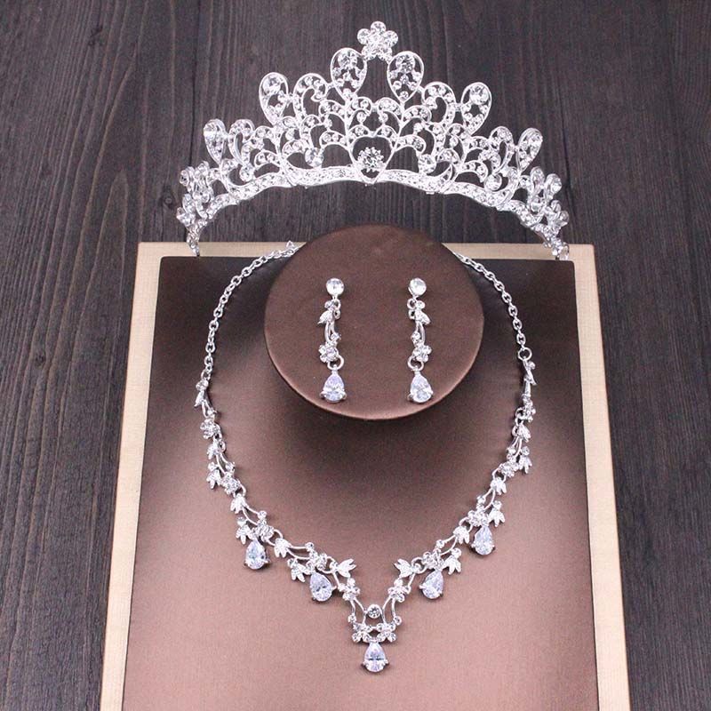 ✨ Royal Radiance Bridal Crown Necklace Set – Elegant Wedding Accessories for the Queen in You! Bridal Rhinestone Crown Necklace Set Wedding Accessories Bridal Jewelry Set Jewelry Set - JumoShop