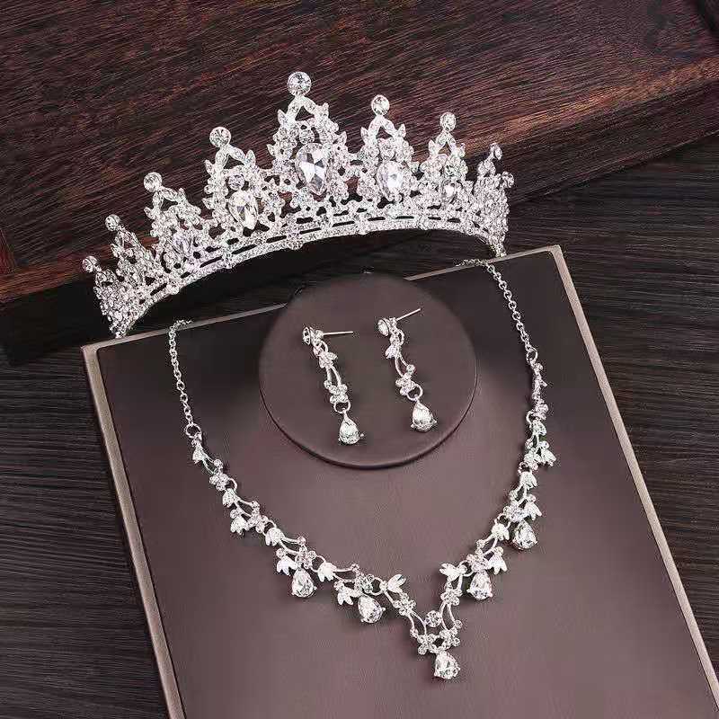 ✨ Royal Radiance Bridal Crown Necklace Set – Elegant Wedding Accessories for the Queen in You! Bridal Rhinestone Crown Necklace Set Wedding Accessories Bridal Jewelry Set Jewelry Set - JumoShop