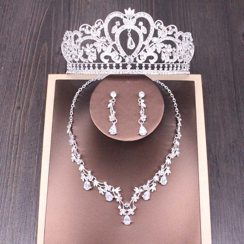 ✨ Royal Radiance Bridal Crown Necklace Set – Elegant Wedding Accessories for the Queen in You! Bridal Rhinestone Crown Necklace Set Wedding Accessories Bridal Jewelry Set Jewelry Set - JumoShop