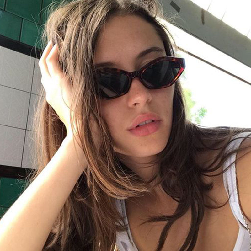 Classy Angular Cat-eye Sunglasses - Modern Retro Temples In The Shape Of A Jumping Cheetah