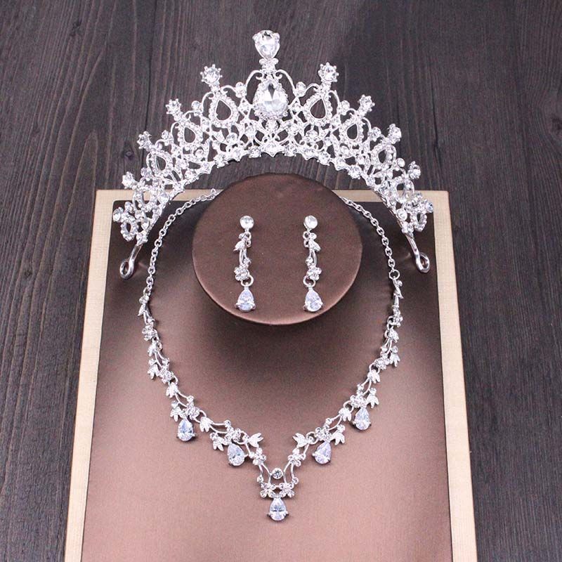 ✨ Royal Radiance Bridal Crown Necklace Set – Elegant Wedding Accessories for the Queen in You! Bridal Rhinestone Crown Necklace Set Wedding Accessories Bridal Jewelry Set Jewelry Set - JumoShop