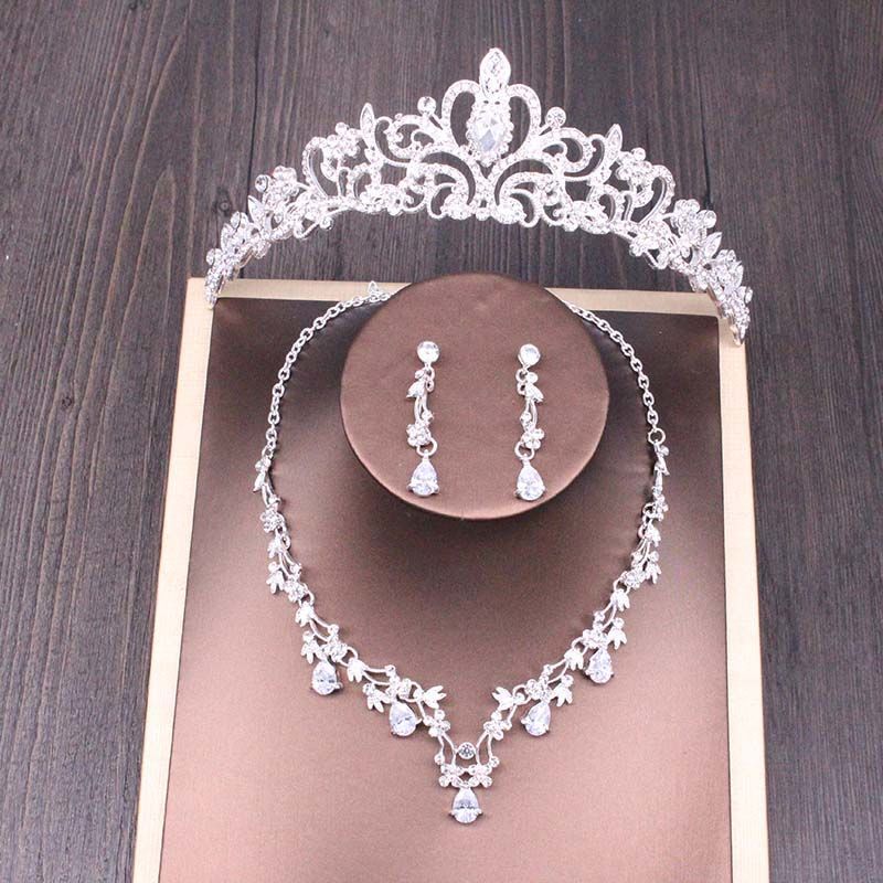 ✨ Royal Radiance Bridal Crown Necklace Set – Elegant Wedding Accessories for the Queen in You! Bridal Rhinestone Crown Necklace Set Wedding Accessories Bridal Jewelry Set Jewelry Set - JumoShop