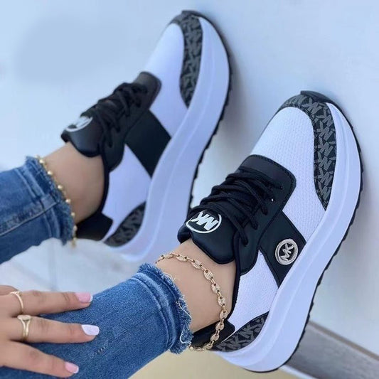 Casual lace-up sports shoes