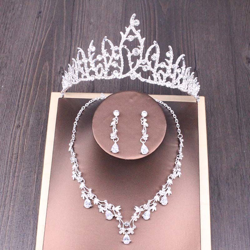 ✨ Royal Radiance Bridal Crown Necklace Set – Elegant Wedding Accessories for the Queen in You! Bridal Rhinestone Crown Necklace Set Wedding Accessories Bridal Jewelry Set Jewelry Set - JumoShop