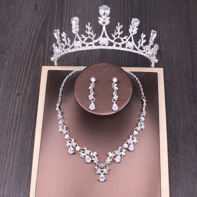 ✨ Royal Radiance Bridal Crown Necklace Set – Elegant Wedding Accessories for the Queen in You! Bridal Rhinestone Crown Necklace Set Wedding Accessories Bridal Jewelry Set Jewelry Set - JumoShop